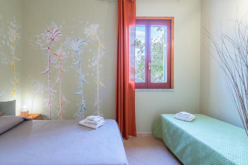 Un dormitorio con dos camas y una ventana. en Ciumara West, en Avola