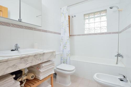 a white bathroom with a sink and a toilet at Chalet independiente Costa Daurada in Roda de Bará