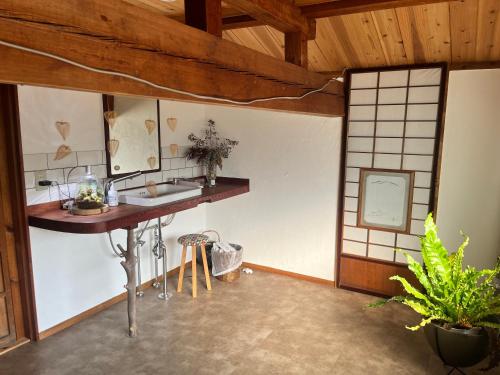 農家民宿ととのや في كانازاوا: حمام مع حوض وكاونتر في الغرفة