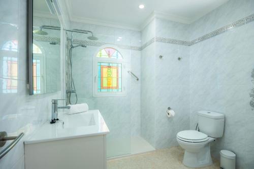 ein weißes Badezimmer mit Toilette und Waschbecken in der Unterkunft Ca'n Miquel in Colònia de Sant Pere