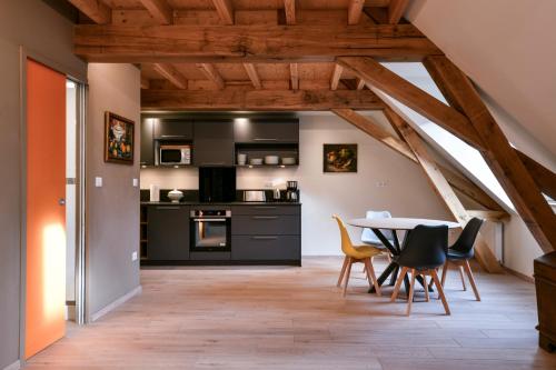 eine Küche und ein Esszimmer mit Tisch und Stühlen in der Unterkunft 3 - Seigneurie Fouquet - Miscou in Belle Ile en Mer