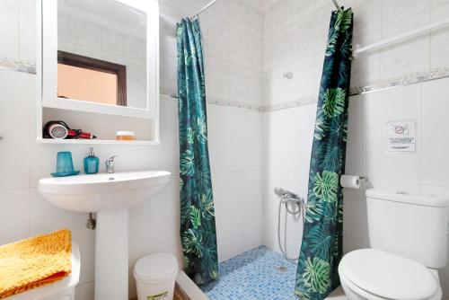 Un baño con lavabo y cortina de ducha. en Vivienda v Torres 2, en Vega de San Mateo
