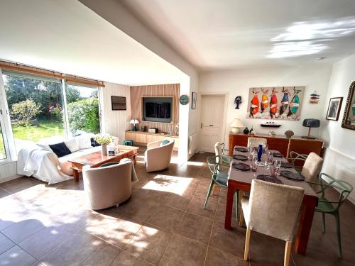 a living room with a table and a couch at Les BrisesDeDinard - Grande maison familiale pour 8 personnes à 10min de la plage à pied-Idéal WE et Vacances in Dinard