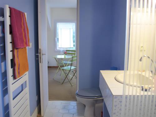 ein blaues Badezimmer mit Toilette und Waschbecken in der Unterkunft Sferenn - Chambre D'hôtes in Baden