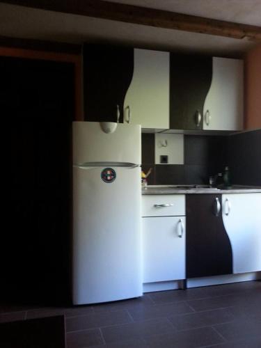 Una cocina o cocineta en Apartments Lanmari