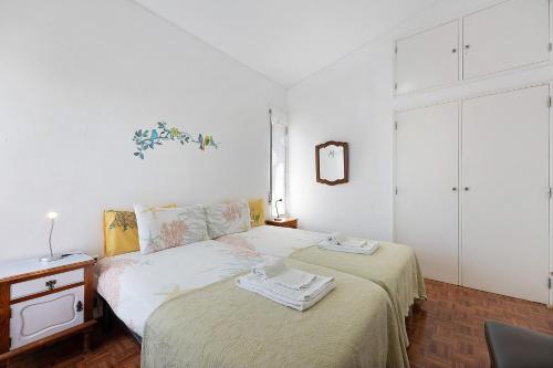 ラゴスにあるWonderful Bayのベッドとタオル2枚のある寝室