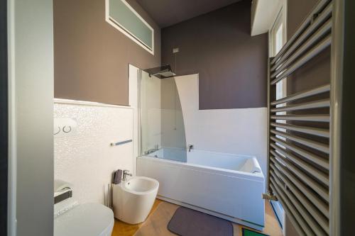 un baño con inodoro y lavabo en Comfort-Moderno and Parking, en Génova