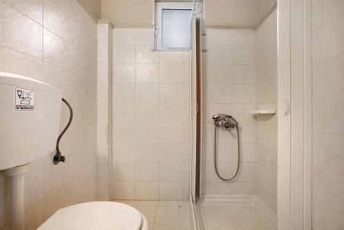 a bathroom with a shower with a toilet at Dolphin Apartment 4 in Keri