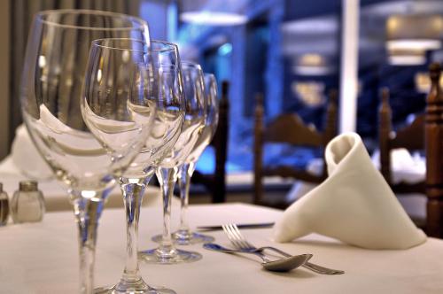 a group of wine glasses sitting on top of a table at Hotel Kandahar in Pas de la Casa