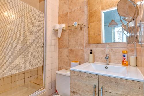 Un baño con lavabo y ducha en Nid Douillet Entre Plage Et Port, en Le Pouliguen