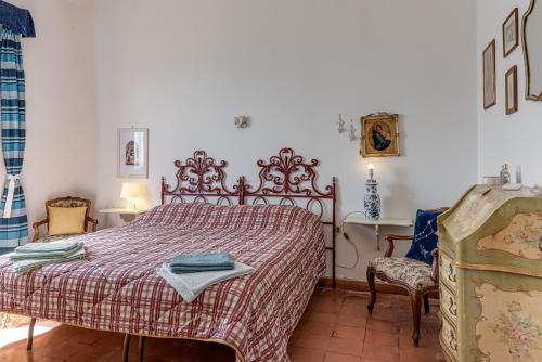 une chambre avec un lit et une chaise dans l'établissement Relax in Campagna - Mugello Circuit, à Scarperia