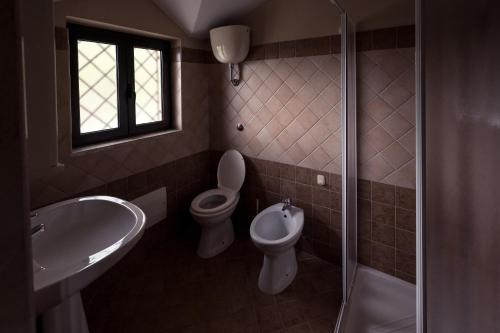 a bathroom with a sink and a toilet and a shower at Spina Lake Rooms Matese in San Gregorio