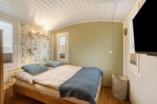 a bedroom with a bed in a room at Tiny House im Grünen in Jesberg