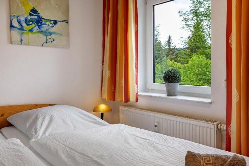 En eller flere senge i et værelse på Ferienwohnung Tannenblick 7-1