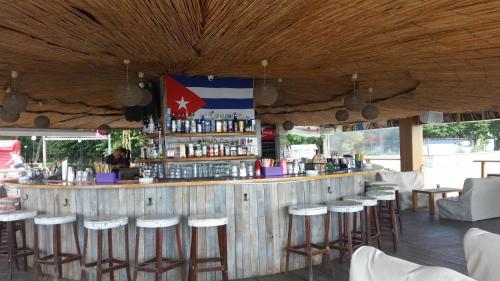un bar con sgabelli in un ristorante con una bandiera di 4U Apartment a Burgas