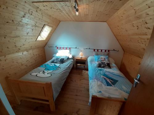two beds in a small room in a cabin at 111 Val d'Azun - Gîte 6 voyageurs in Arrens-Marsous