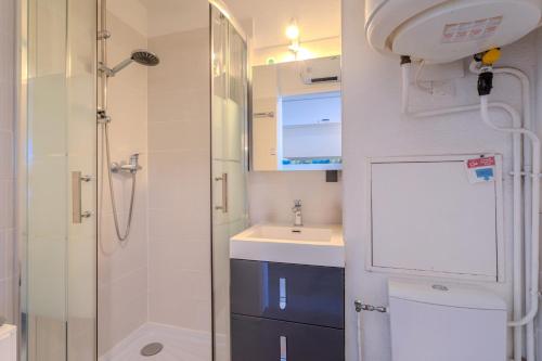 a bathroom with a shower and a sink at Studio vue mer in Canet-en-Roussillon