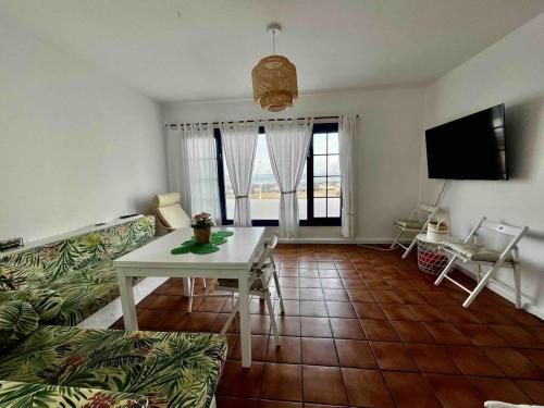 ein Wohnzimmer mit Sofa und Tisch in der Unterkunft Casa Rafa in Famara