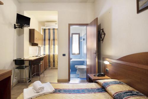 une chambre d'hôtel avec un lit et une salle de bain dans l'établissement Appartamento Monolocale Moneglia 24, à Moneglia