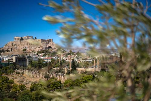 una ciudad en la cima de una montaña con edificios en Ma Maison No7 Acropolis View Mansion, Roof Garden, en Atenas
