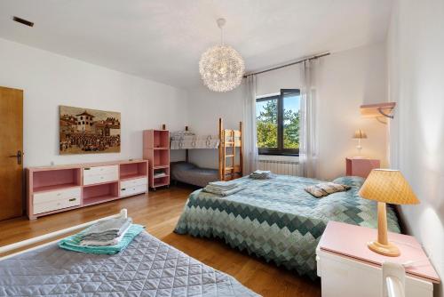 een slaapkamer met twee bedden en een tafel met een lamp bij La Squazza in Bertigaro