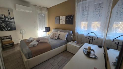 Giường trong phòng chung tại VARESE PRIME - Stylish and large Apartment, Air Conditioning, 2 Baths, 2 Parking, City Centre - Don't just stay, experience Varese as if you were at home