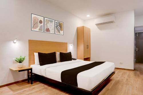 Krevet ili kreveti u jedinici u okviru objekta Super Townhouse Prayagraj Near Railway Station Formerly Santosh Palace