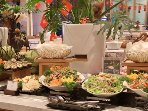 Een presentatie van saladeschalen in kommen op een tafel. bij TTC Van Phong Bay Resort - Himalaya Sauna & Steam Retreat Included in Ninh Hòa