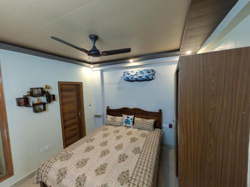 a bedroom with a bed and a ceiling fan at GURUGRAM CENTRAL NEAR To AIRPORT in Gumgaon