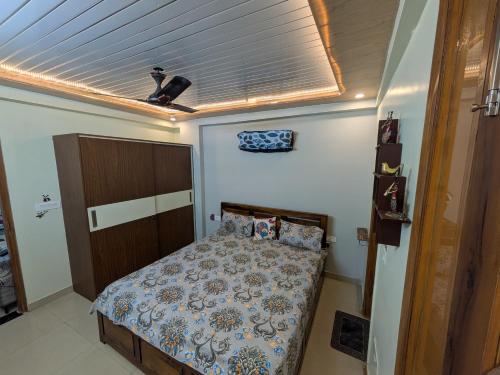 a small bedroom with a bed and a ceiling at GURUGRAM CENTRAL NEAR To AIRPORT in Gumgaon