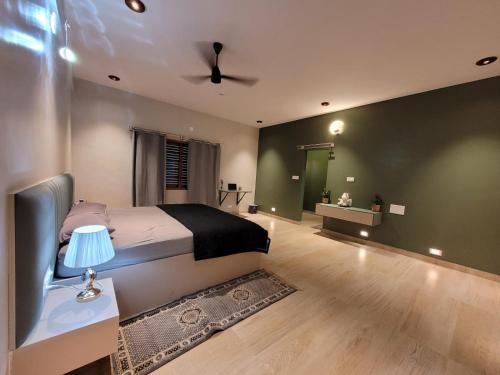 Postel nebo postele na pokoji v ubytování Elysian Hideaway By StayJade3BHKPoolGardenLawn