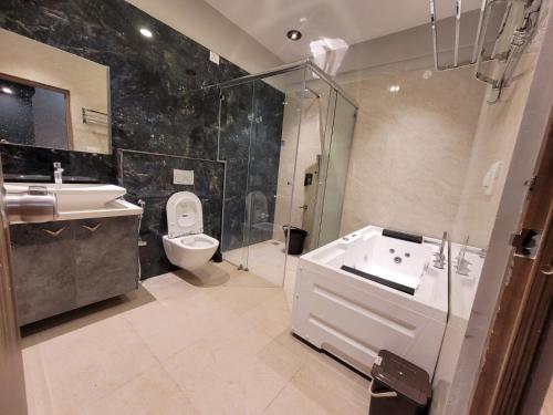 Koupelna v ubytování Elysian Hideaway By StayJade3BHKPoolGardenLawn