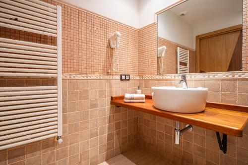 un baño con lavabo y espejo en R de Alborada del eo, en Villameitide