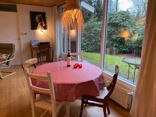 een eetkamer met een tafel en een raam bij rustig gelegen met prachtig vrij uitzicht over natuurgebied in Oude Willem