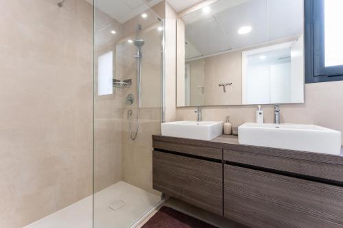 a bathroom with two sinks and a shower at Holiday apartment Middle Views in Fuengirola