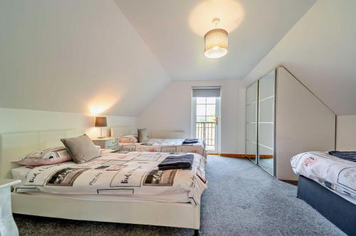 a bedroom with two beds and a window at La Fortuna Lodges in Stirling