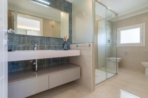 a bathroom with a sink and a glass shower at Residence Meridian Unità 7 in Villa San Pietro