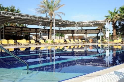 Bazén v ubytování Avalon Airport Hotel Thessaloniki nebo v jeho okolí