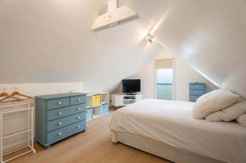 Ένα ή περισσότερα κρεβάτια σε δωμάτιο στο Grand Gîte Sable d' Or 600m plage