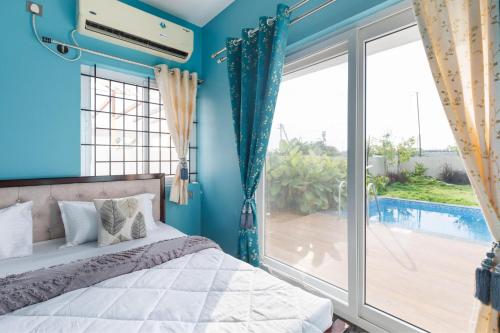 Ένα ή περισσότερα κρεβάτια σε δωμάτιο στο The Blue Orchard by StayJadeGardenPrivate Pool