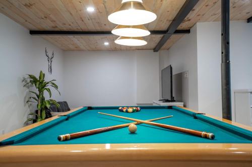 Biliár nebo kulečník v ubytování Pool table - Le chalet au bord du lac