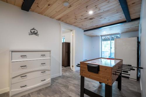 Fotografie z fotogalerie ubytování Pool table - Le chalet au bord du lac v destinaci Saint-Calixte