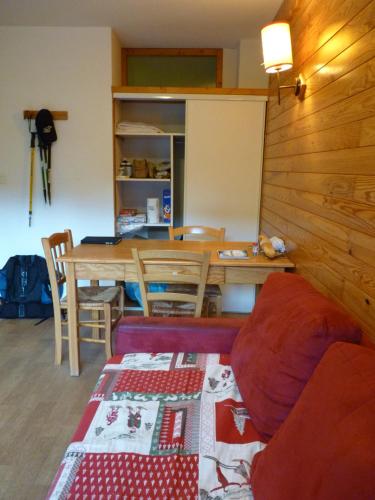 圣费朗索瓦-隆尚St François Longchamp 1650的客厅里有一张沙发和一张桌子。