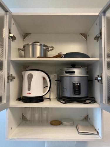 Nhà bếp/bếp nhỏ tại Modern Condo at The Median in Cebu City