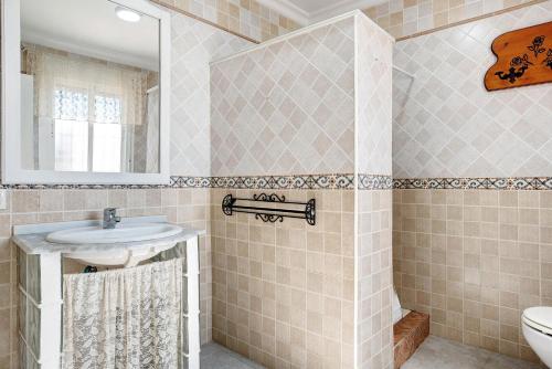 łazienka z umywalką i lustrem w obiekcie Casa Mari Loli 2 w mieście Conil de la Frontera