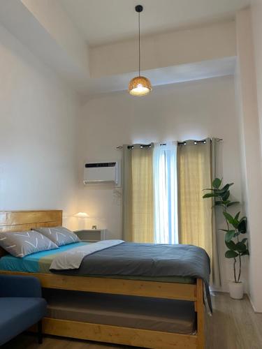 Giường trong phòng chung tại Modern Condo at The Median in Cebu City