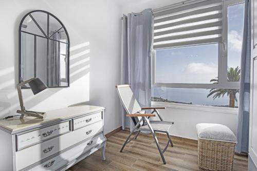 JedeyにあるLas Golondrinasのベッドルーム(ドレッサー、椅子、窓付)