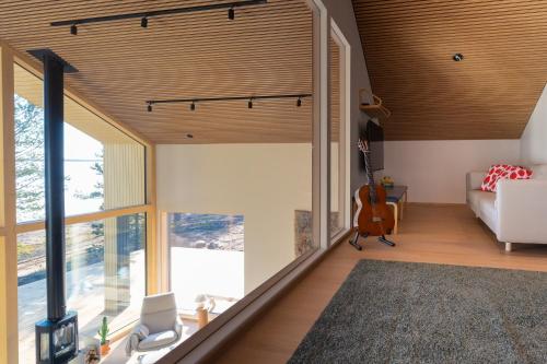 Posezení v ubytování Oulu Virpiniemi Seaview