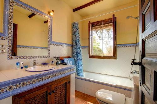 オルヒバにあるCasa Encantadora by Vintage Travelの洗面台、トイレ、鏡のあるバスルーム