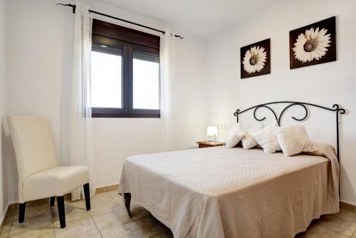 Postel nebo postele na pokoji v ubytování Villa Fornell 2 piscina compartida